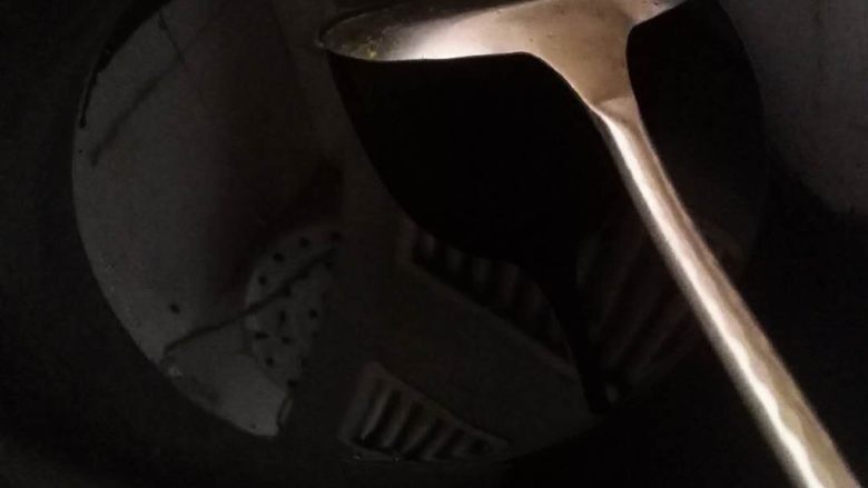 炸署条,准备好后开始烧锅,多放点油