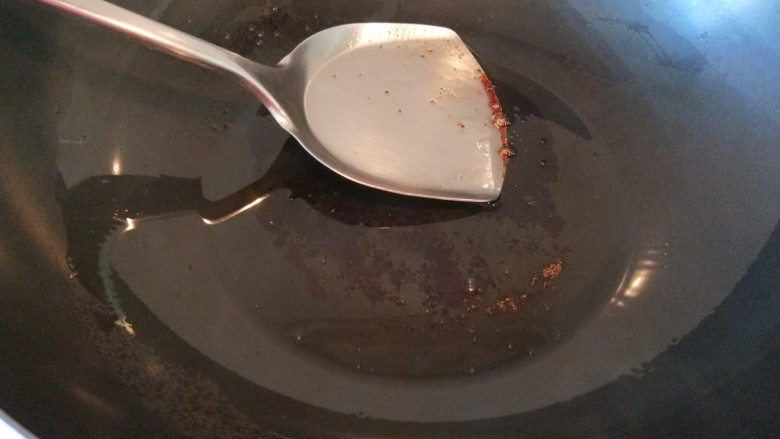 红烧鸡翅,炒出冰糖红色倒入鸡翅。