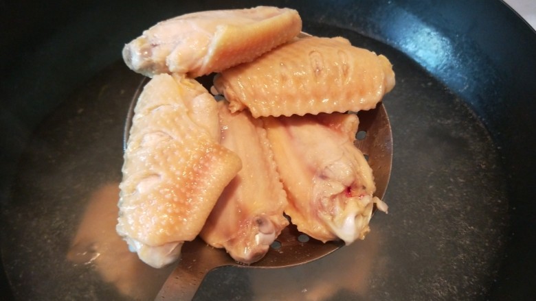 红烧鸡翅,捞出来备用。