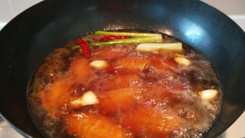 红烧鸡翅,加提前烧的开水，水漫过鸡翅，大火烧开，转小火半小时