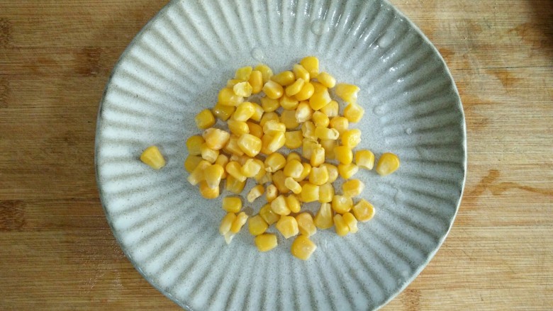 什锦蛋黄堡,<a style='color:red;display:inline-block;' href='/shicai/ 4802'>玉米粒</a>过开水焯熟沥水后备用。