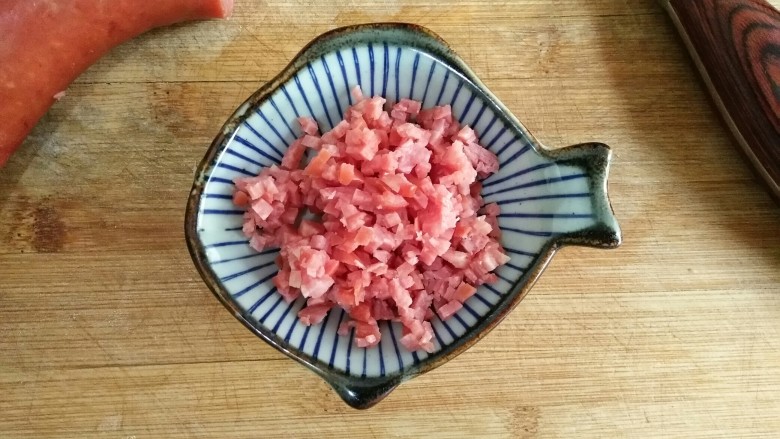 什锦蛋黄堡,<a style='color:red;display:inline-block;' href='/shicai/ 8795'>肉肠</a>切碎。