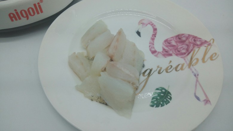 【宝宝辅食】鳕鱼什锦糊,鳕鱼去刺,切小块