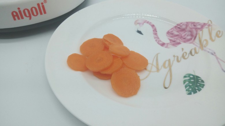 【宝宝辅食】鳕鱼什锦糊,胡萝卜取20克,切片