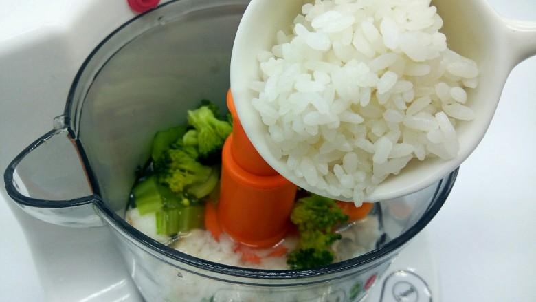 【宝宝辅食】鳕鱼什锦糊,加入刚出锅的米饭(蒸煮好搅拌器里面有水分,所以不用特地再加)