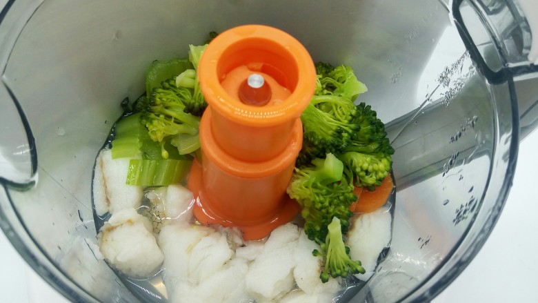 【宝宝辅食】鳕鱼什锦糊,看看,是不是很快就蒸好了,