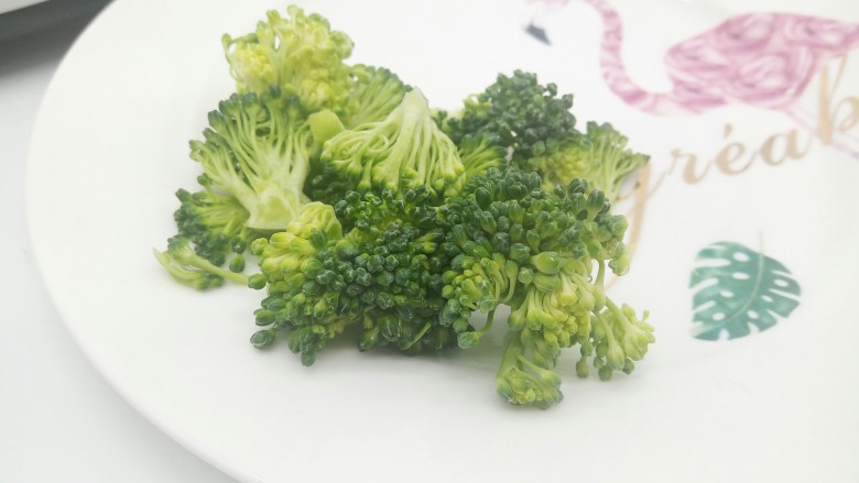 【宝宝辅食】鳕鱼什锦糊,西兰花取20克,切小块
