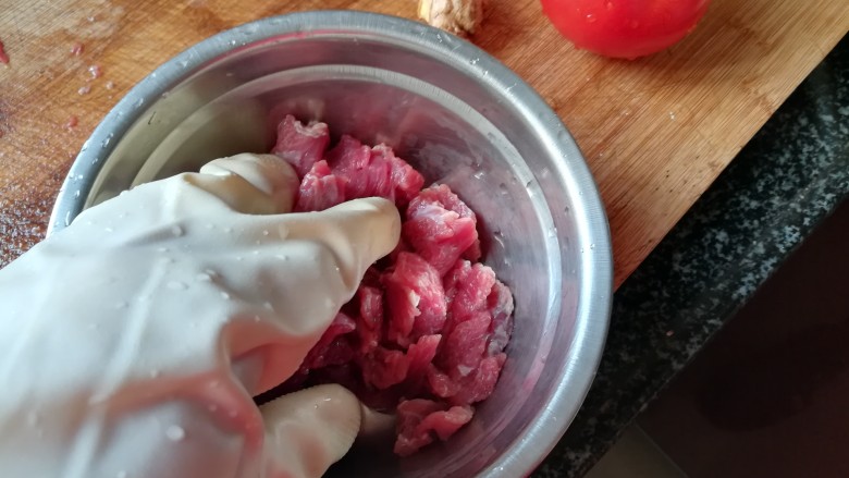 #客家美食#牛肉汤,抓均匀,继续腌制,这时候可以准备各种调料