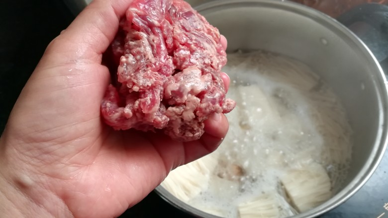 #客家美食#牛肉汤,把腌制好的牛肉一块块放到汤里去