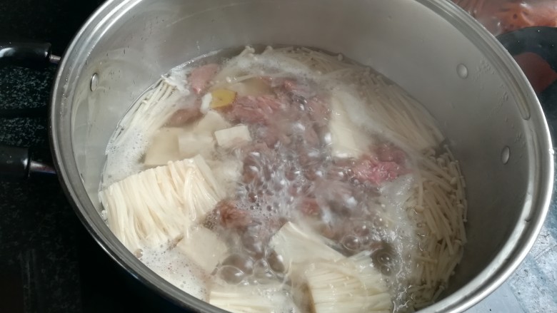 #客家美食#牛肉汤,全部放下去了,用筷子搅拌均匀,免得粘锅