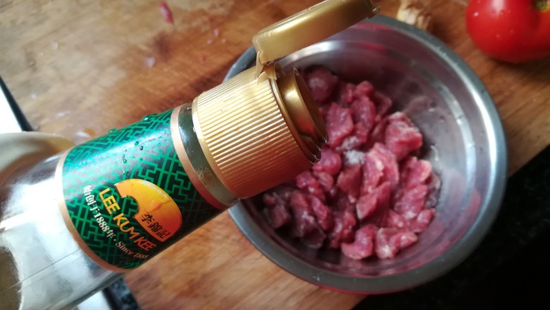 #客家美食#牛肉汤,加点<a style='color:red;display:inline-block;' href='/shicai/ 864'>蒸鱼豉油</a>腌制入味20分钟以上,也许这是我做的牛肉汤好喝最关键的原因之一