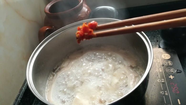 #客家美食#牛肉汤,加点辣椒酱，喜欢辣的宝宝可以多加点哦