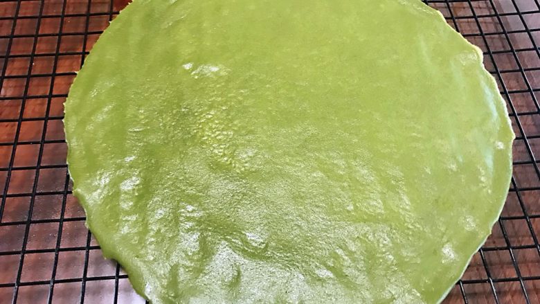抹茶草莓毛巾卷,煎好的抹茶皮放在晾网上晾凉,依次煎好所有抹茶皮