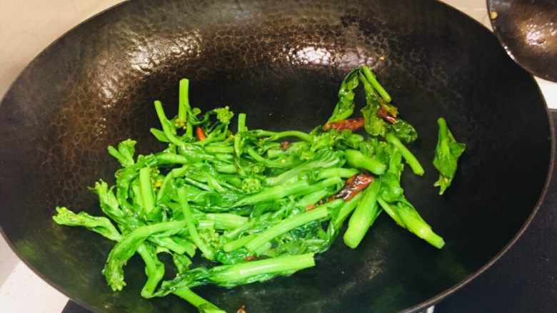 炒菜心,翻炒至熟加<a style='color:red;display:inline-block;' href='/shicai/ 756'>鸡精</a>，盐