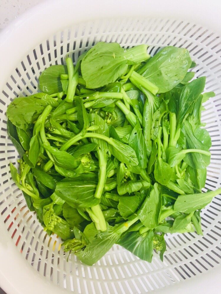 炒菜心,<a style='color:red;display:inline-block;' href='/shicai/ 3239'>菜心</a>洗干净，掐段。