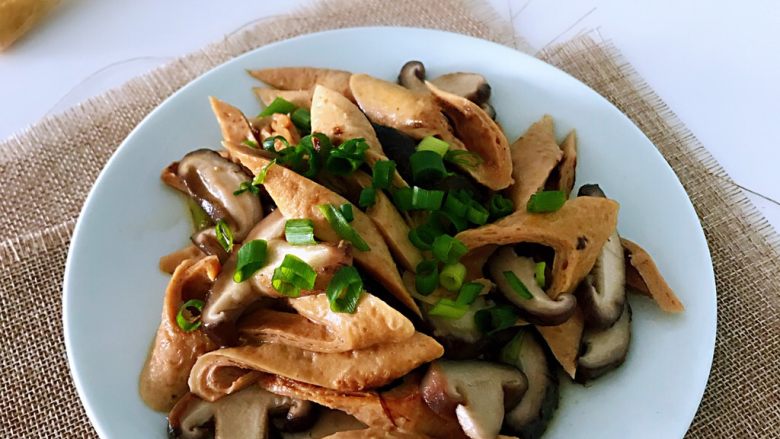 豆笋炒香菇,补钙是能手,成品二。