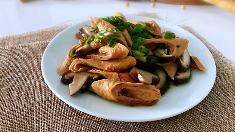 豆笋炒香菇,补钙是能手,成品三。