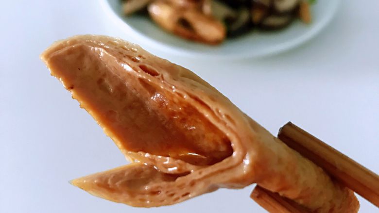豆笋炒香菇,补钙是能手,近距离观察。