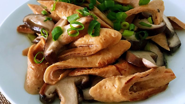 豆笋炒香菇,补钙是能手,放豆笋翻炒,加适量的清水,加入香菇,其间翻炒几下,水干出锅。