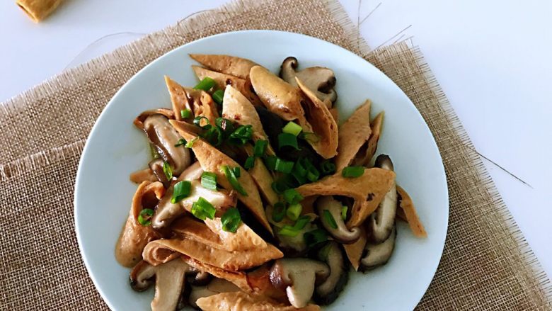 豆笋炒香菇,补钙是能手,成品四。