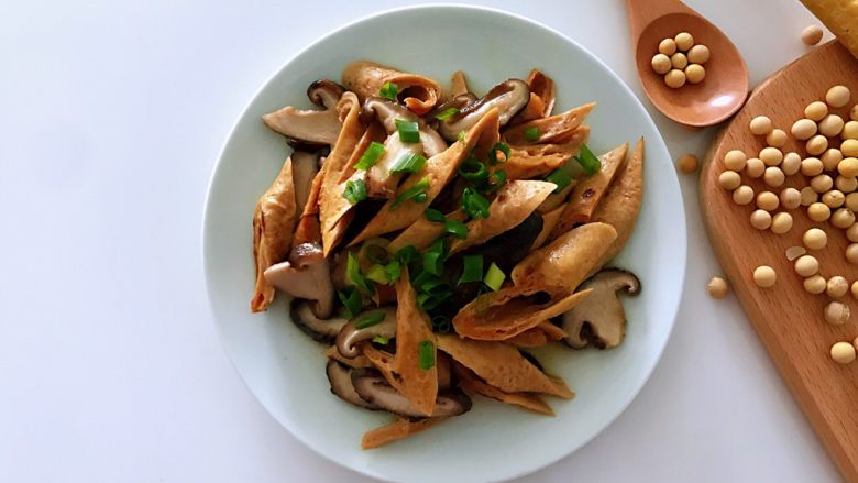 豆笋炒香菇,补钙是能手,成品一。