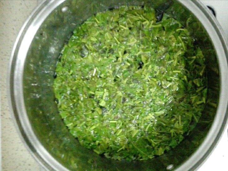 香椿拌豆腐,香椿切碎焯水(也可以先焯水再切啊),焯过水的香椿从紫红色变成翠绿色