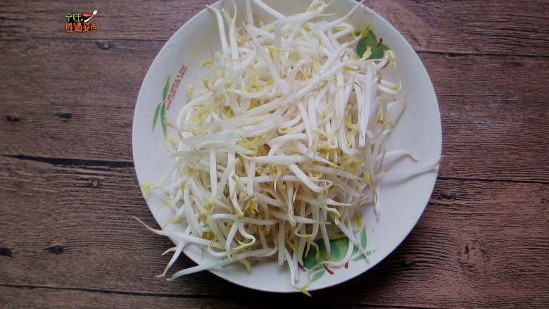 秘制炒凉皮,绿<a style='color:red;display:inline-block;' href='/shicai/ 120'>豆芽</a>用盐水清洗干净,淋干水份待用