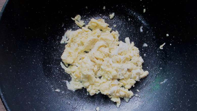 秘制炒凉皮, 翻炒几下,鸡蛋液凝固即可盛出备用