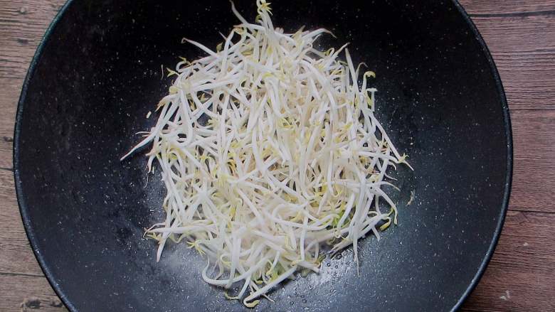 秘制炒凉皮,放入豆芽,大火快速翻炒
