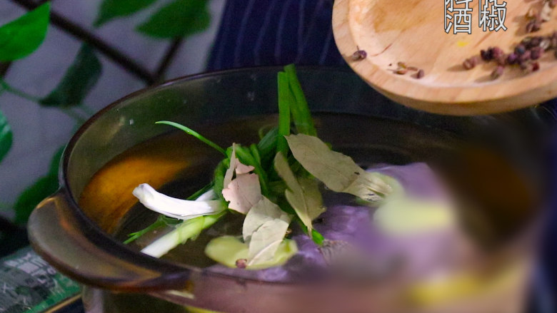 蘸水猪肝,放入葱结,姜片,八角,桂皮,香叶,花椒粒,料酒