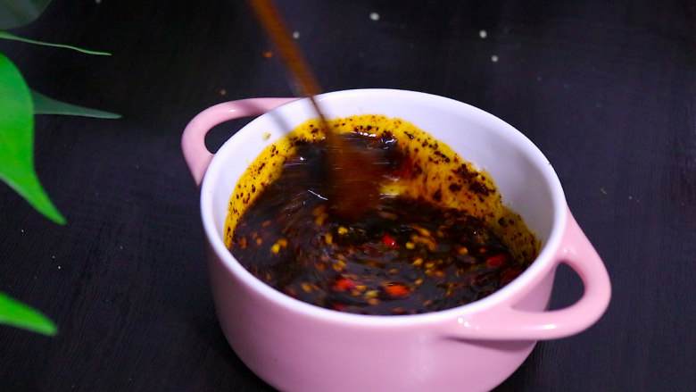 蘸水猪肝,加入盐,生抽,花椒粉,香醋,香油,辣椒油,鸡精搅拌均匀