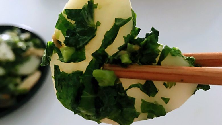 藿香叶炒年糕,健康美味两不误,心形生糕。