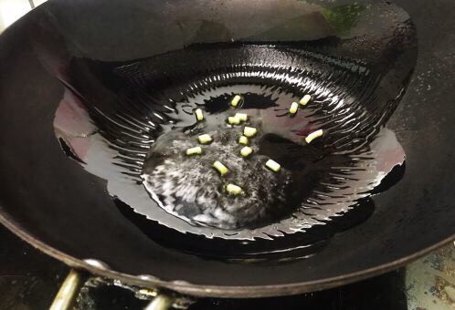 藿香叶炒年糕,健康美味两不误,热锅凉油,入葱。