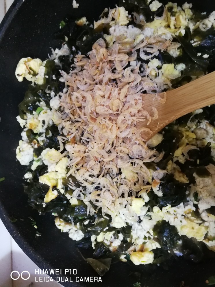 发面菜饼,加入虾皮  顺便加入 盐 花椒油 