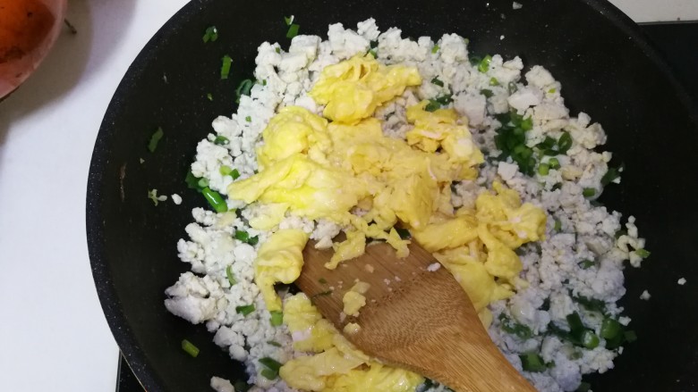 发面菜饼,将炒好的<a style='color:red;display:inline-block;' href='/shicai/ 9'>鸡蛋</a>倒进去一起炒