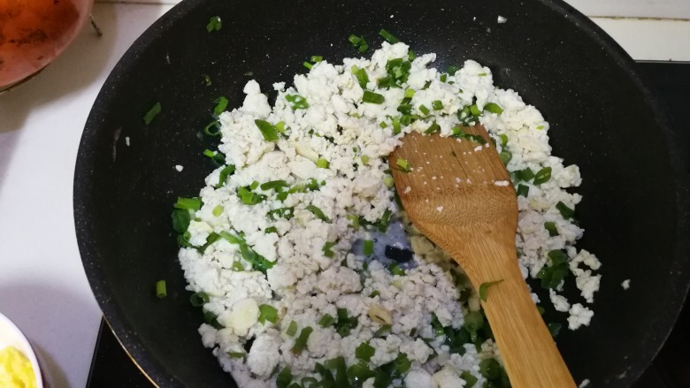 发面菜饼,炒<a style='color:red;display:inline-block;' href='/shicai/ 465'>豆腐</a>  炒到没有水分为止 然后加小香葱