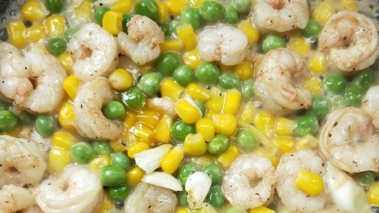 红心火龙果虾仁,加适量鸡汁,大火翻炒均匀,关火。