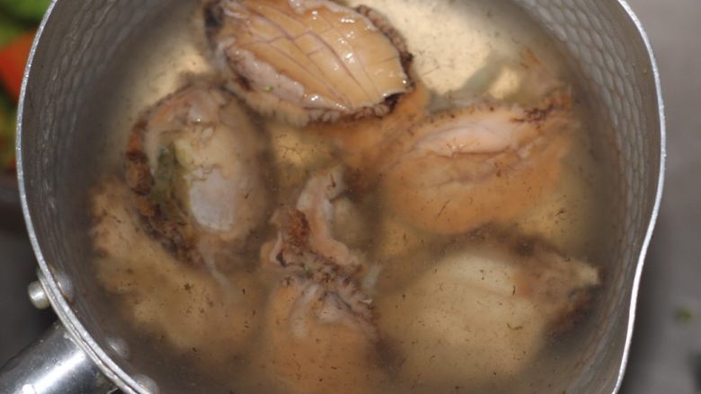 轻奢主义,鲍鱼捞饭,切好的鲍鱼放水里洗干净,洗去杂质。