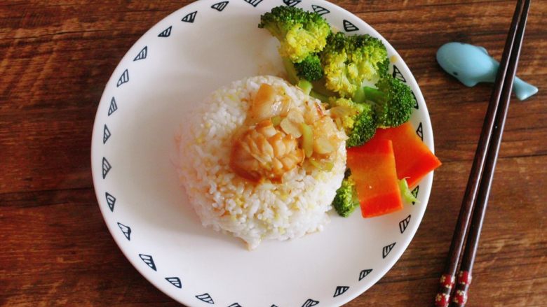 轻奢主义,鲍鱼捞饭,搭配时令蔬菜综合营养,同时提高颜值!看着好看,吃着也是鲜美无比!
