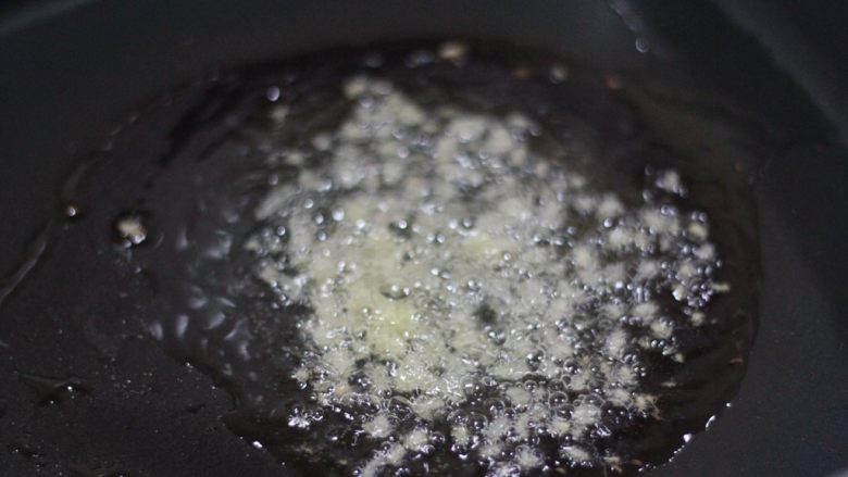 轻奢主义,鲍鱼捞饭,热锅凉油,油热后先放姜沫爆出香味。