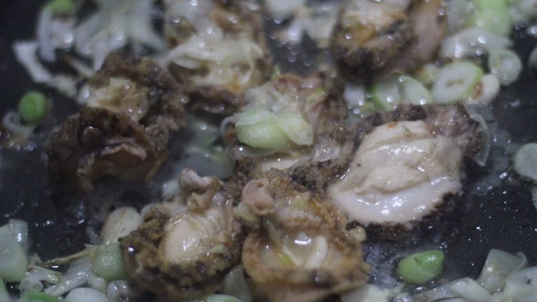 轻奢主义,鲍鱼捞饭,鲍鱼沥干水分,十字花面下锅中火煎开成好看的形状。