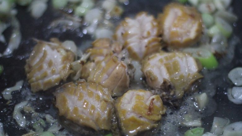 轻奢主义,鲍鱼捞饭,反面再煎一分钟。