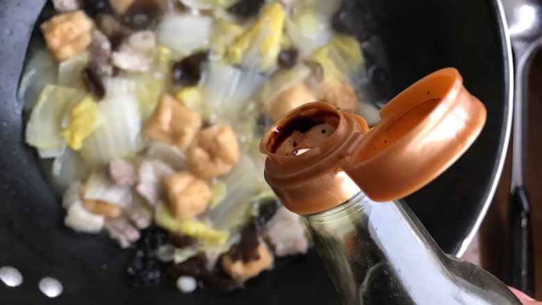 娃娃菜黑木耳油豆腐烧肉,5分钟后,打开锅盖,转大火,加适量酱油
