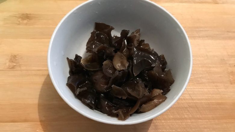 娃娃菜黑木耳油豆腐烧肉,泡发好的黑木耳去蒂,洗净,撕成小朵,控干水分,备用
