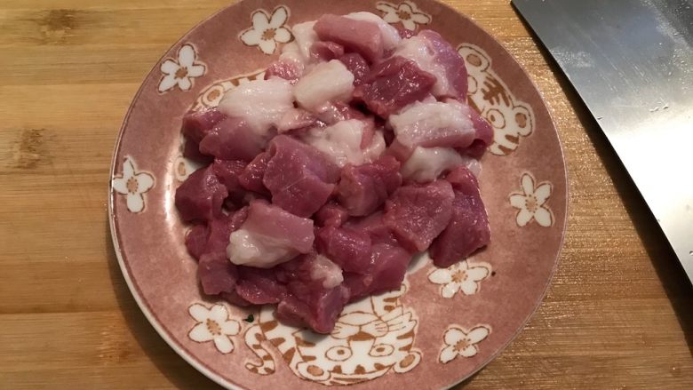 娃娃菜黑木耳油豆腐烧肉,再切成小块,备用