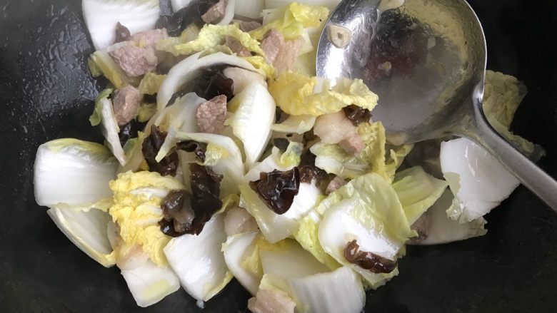娃娃菜黑木耳油豆腐烧肉,转大火,翻炒至娃娃菜稍稍变软