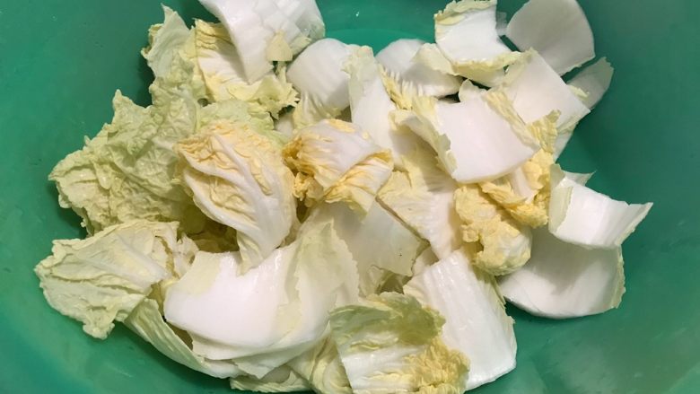 娃娃菜黑木耳油豆腐烧肉,全部切好,控干水分,备用