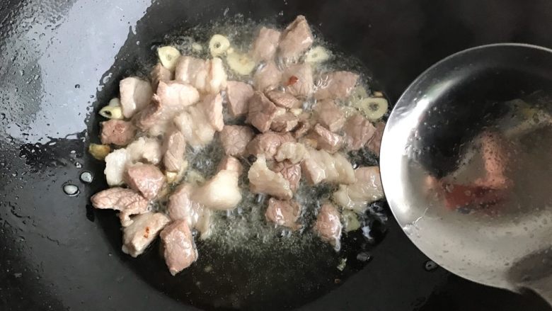 娃娃菜黑木耳油豆腐烧肉,转中火,翻炒至猪肉变色