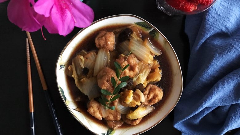娃娃菜黑木耳油豆腐烧肉,非常好吃,我连汤都喝光了(❀ฺ´∀`❀ฺ)ノ