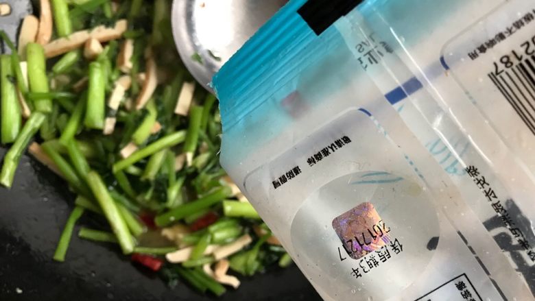 辣炒香干水芹菜,待汤汁收紧,加适量细盐,翻炒均匀,即可